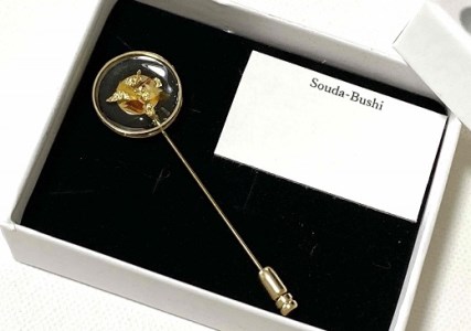 ピンブローチ（ラメ風宗田節入りのレジンアクセサリー）【R00427】