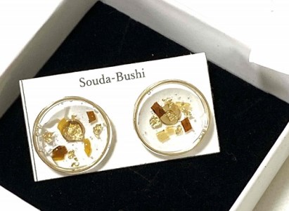 ピアス（ラメ風宗田節入りのレジンアクセサリー）(スタッドタイプ)【R00514】