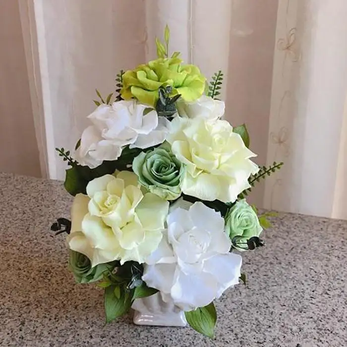 大輪のバラの花が咲き誇るプリザーブドフラワー・bell薔薇（クリアケース入り）　ホワイト×グリーン系
