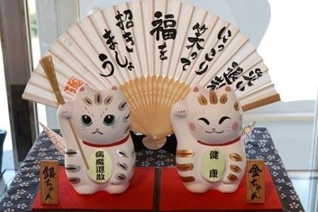 ＜宮若追い出し猫＞　金ちゃん銀ちゃん寿セット [M33-1] 招き猫 招福 幸運 健康 繁盛 金運 猫 ねこ ネコ 手作り 置物 縁起物 陶器 インテリア 福岡県