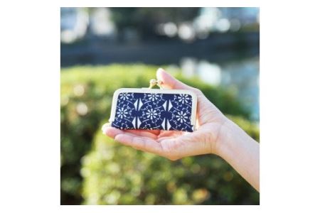 伊予小紋いちよう　がま口小物入れ （ 御所車 ）｜ ハンドメイド 手仕事 反物