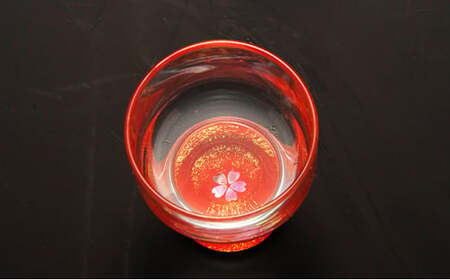 杯 金桜（貝入）朱 酒器 工芸品 ガラス 高岡漆器 あわび貝 漆 螺鈿ガラス 持ちやすく シンプル 神秘的 輝き きれい おしゃれ  FAD-0990