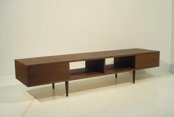 シャープでおしゃれな天然木ツキ板のテレビボード