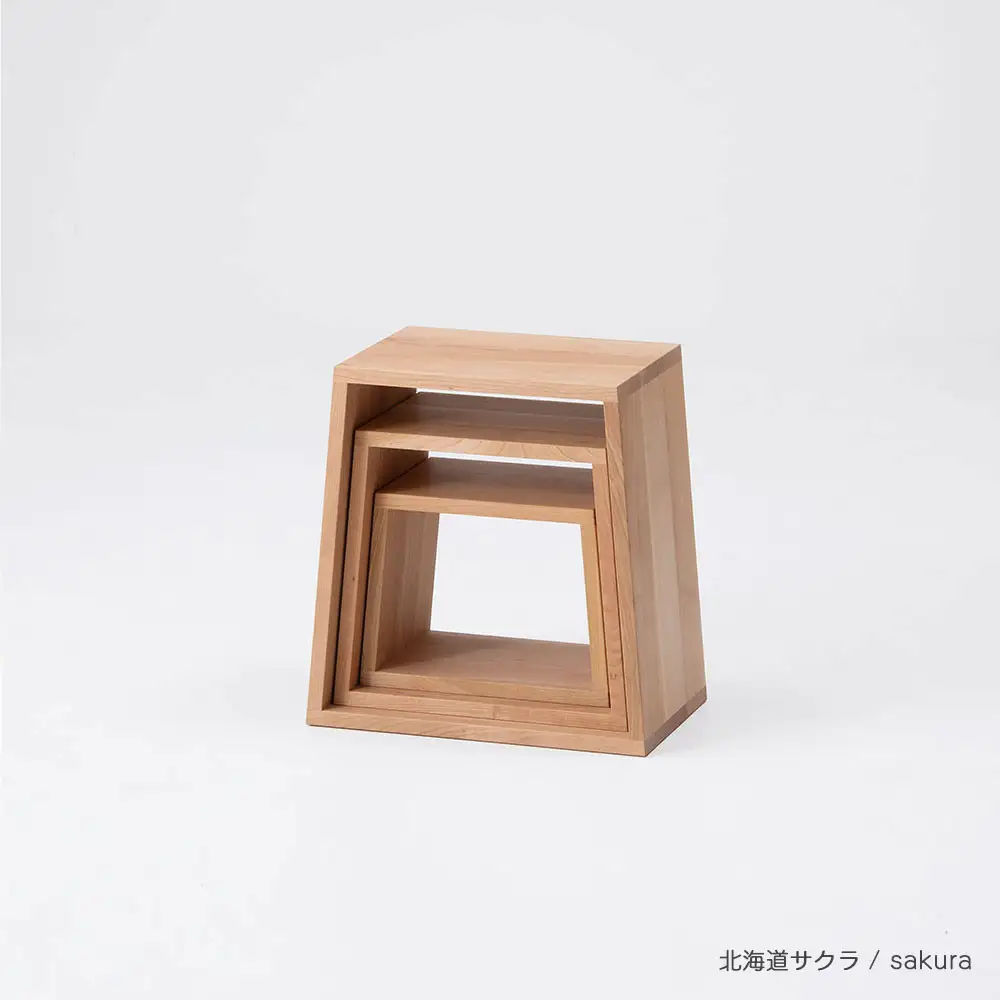 旭川家具　コサイン　ネストスツール　北海道サクラ 【 旭川家具 北海道 旭川市 木製 家具 スツール 踏み台 飾り棚 レイアウト自由 サイドテーブル 伝統技法 頑丈 本棚 小テーブル コンパクト ソファーテーブル 選べる樹種 シンプル ナチュラル 手作り 北欧 おしゃれ 天然木 無垢 】_01285