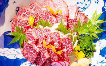 ＜ R8年熊本地震復興支援 ＞ 馬肉の頂点「1％の出会い」桜牧場 超霜降り馬刺し三角バラ 食べ比べ用 上赤身付き 合計250g