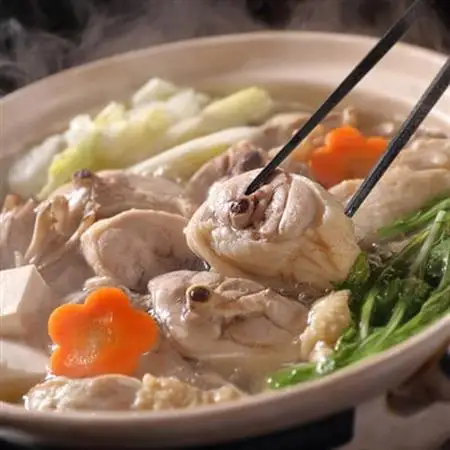 【博多名物】九州産ハーブ鶏水炊き＆国産牛もつ鍋(みそ味)食べ比べセット　各2人前(大牟田市)_肉 もつ鍋 牛肉 鍋 鍋セット  肉 水炊き 鶏肉 鍋 鍋セット  惣菜・加工品 肉 鍋 なべ ナベ_【配送不可地域：離島】【1435997】