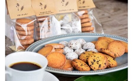 「豆と麦」 の 焼菓子（ クッキー3種 ） A017-008 クッキー 菓子 お菓子 バタークッキー 黒糖クッキー ココアのスノーボール スノーボール 黒糖菓子 黒糖 北海道産よつ葉バター 北海道産小麦 奄美産卵 きび砂糖 コク さっぱり 奄美産純黒糖 贅沢 甘み 人気 人気No.1 サクサク 豆と麦 ふるさと納税 鹿児島 奄美市 おすすめ ランキング プレゼント ギフト