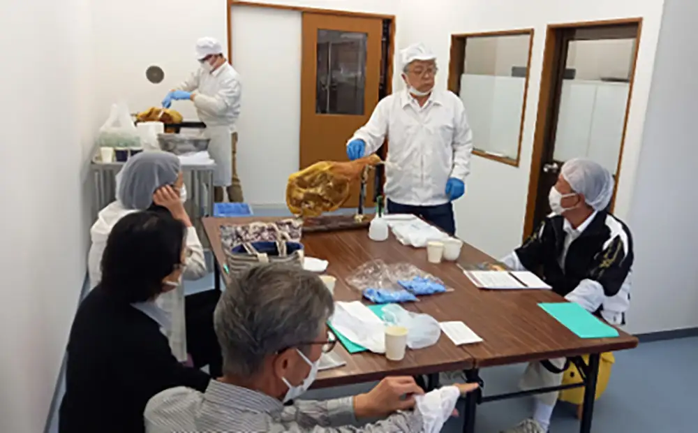 【総本家　肉のあさの】【ワークショップ】国産黒豚もも肉を使った生ハム手づくり体験（１本分）【AE17W】