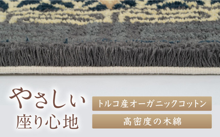 【手刺繍】牡丹唐草七宝縁二重雷文（灰白地墨） 約90×180cm / / 鍋島緞通 [41AAAM059]