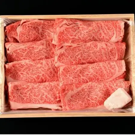 稲葉メルヘン牛(A4-A5)　すき焼き用肩ロース900g【配送不可地域：離島・北海道・沖縄県・東北・中国・四国・九州】【1291452】