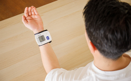 オムロン 手首式血圧計 HEM-6162 健康機器 ヘルスケア クイックスタート すばやく測定 不規則脈波 メモリ機能 