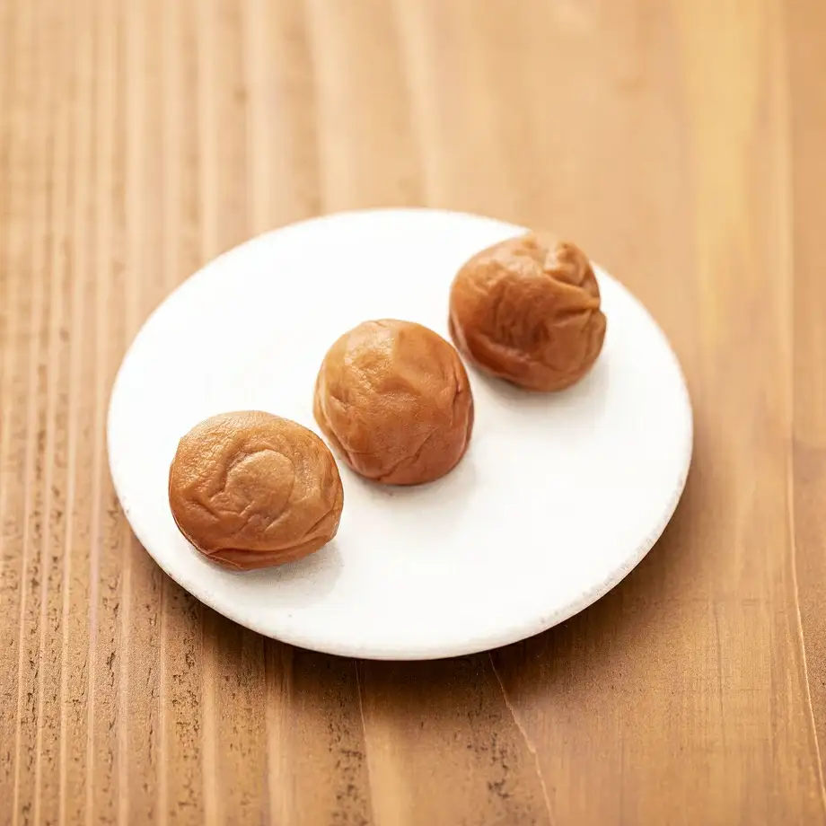 【贈答用・木箱入】山森農園の梅干し「魔法の梅」 500g×1 【塩分約12％】 土と水にこだわっています 贈答にも / 紀州南高梅 和歌山 田辺市 ミネラル水 梅 梅干 ウメ うめ うめぼし 肉厚 ギフト ご家庭 完熟【ymm007-1】