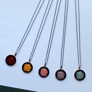 七宝焼アクセサリー(バラのペンダント)【赤透】