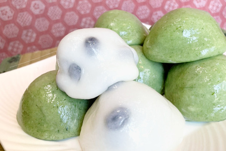 【里山手摘み!!】 よもぎ大福 8ヶ・黒豆大福 2ヶ 計10ヶ [大むら菓子舗 富山県 朝日町 34310340]