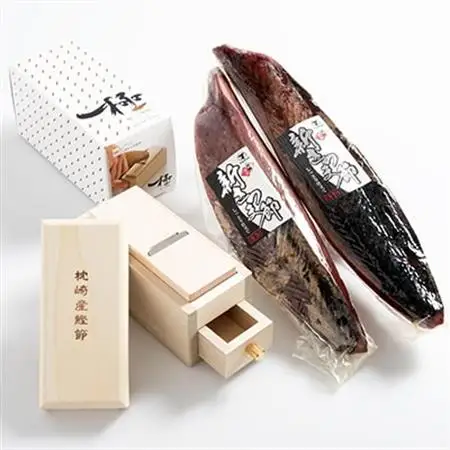 【枕崎産鰹節】「マルチョウの新さつま節 2本」と「ミニ鰹節削り器」セットA8-18_かつおぶし カツオ 出汁 だし かつお節_【配送不可地域：離島】【1166574】
