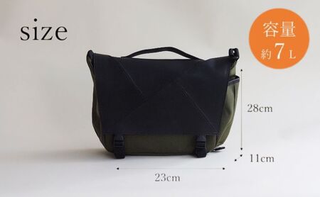 革のカシミヤ　国産野生鹿革を使用したミディアムサイズのメッセンジャーバッグ ファッション カバン 軽量 耐摩耗性 耐久性 普段使い 旅行 小物 ポケット マイボトル 収納 サイドポケット  ブラック×カーキ