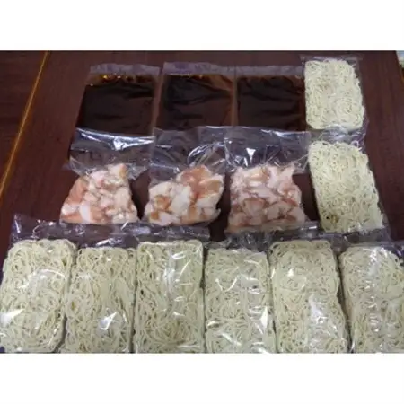 ちゃんぽん麺1200g付博多特選もつ鍋7～8人前(プリプリの国産牛小腸のみ使用)(3パック小分け)　_肉 もつ鍋 牛肉 鍋 鍋セット  惣菜・加工品 肉 鍋 なべ ナベ_【配送不可地域：離島】【1478185】