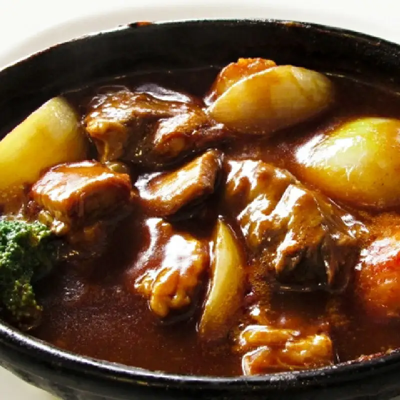 【神戸牛 煮込み用ブロック 300g（黒折箱入り）冷凍】箱入り ギフト 和牛 牛肉 ステーキ しゃぶしゃぶ すき焼き 焼肉 大人気 ふるさと納税 キャンプ バーベキュー 年末年始 お盆 パーティー ボックス ごちそう 和牛 国産 但馬牛 但馬 神戸  村岡 和牛セレブ 14000円 58-16