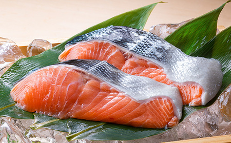 北隆丸 新巻めじか鮭〈姿〉約1.6kg・いくら醤油漬け200gセット オホーツク枝幸産【 いくら イクラ 鮭 サーモン 鮭卵 魚卵 魚貝 魚介 加工食品 北海道 オホーツク 枝幸 】