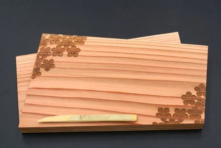 木製桔梗紋入り懐紙皿 菓子切り付き (縦11.2cm×横20.5cm×厚1.4cm・1枚) ふるさと納税 福知山市 懐紙皿 木製 家紋 桔梗 桔梗紋 木彫り 木工 木製品 皿 オーダーメイド 【fc-ZG042】【天法株式会社】