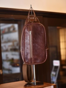 ハンドメイド　レザーワンショルダーバッグ・名入れ可能【CC06W】