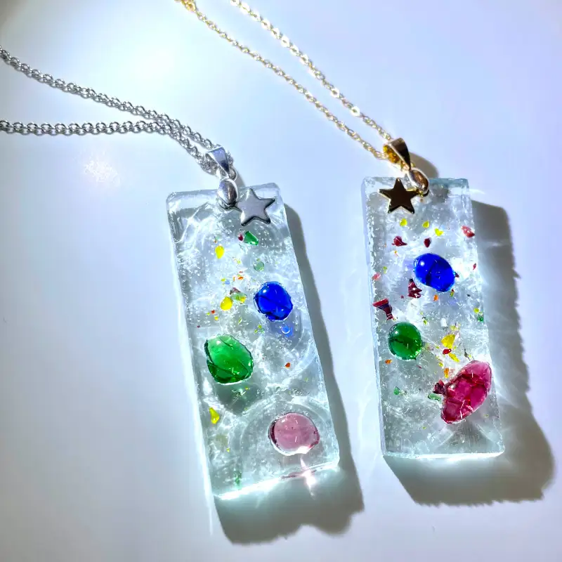 ステンドグラスの端材で作成したネックレス（シルバー）_B156-004【ふるさと納税 ネックレス ペンダント ハンドメイド ファッション ステンドグラス ガラス アクセサリー 障がい者支援 就労支援 送料無料 別府市】