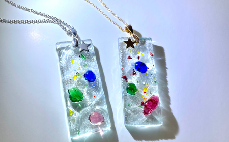 ステンドグラスの端材で作成したネックレス（ゴールド）_B156-005【ふるさと納税 ネックレス ペンダント ハンドメイド ファッション ステンドグラス ガラス アクセサリー 障がい者支援 就労支援 送料無料 別府市】