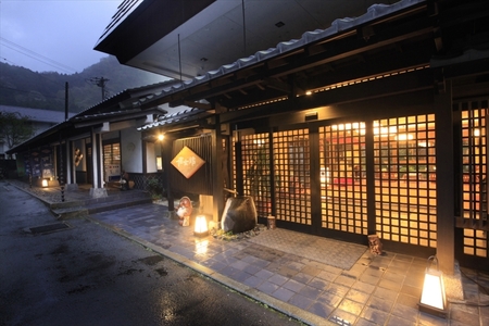 テレビ朝日で放送されました！＜スタンダードプラン＞1泊2食 ワンドリンク付きこだわり会席 ペア宿泊券 中川温泉 かくれ湯の里 信玄館 【平日・日曜限定】飲泉も可能なPH10のアルカリ温泉を、深夜もご利用できる3つの貸切風呂で堪能しませんか