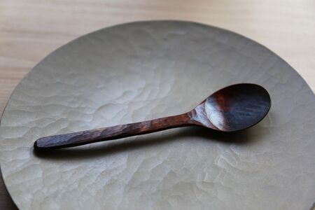 漆を使った手彫りの丸スプーン 1本【受注生産】【WOOD IKOR】 スプーン 漆 木製 カトラリー 日用品 雑貨 食器 北海道 [AXBI001]