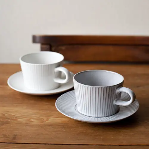 【萬古焼（ばんこやき）】４ｔｈ－ｍａｒｋｅｔプラートカップ＆ソーサーギフト２客セット　4th-market 食器 カップ ソーサー ギフト カフェ 陶器 陶磁器 テーブルウエア 皿 セット 日本製 ティーカップ コーヒーカップ 贈答 贈答品 プレゼント おしゃれ かわいい 結婚祝 出産祝 誕生日 普段使い 手作り 雑貨 伝統工芸 白 グレー シンプル