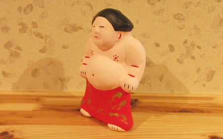 M-AC9.【長谷寺詣で人気の土産品】出雲人形　力士（化粧まわしの色 赤）