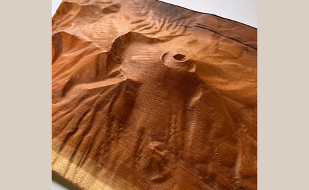 信州小諸産の木を使った浅間山の立体模型 