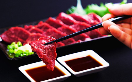 ★国産★上赤身馬刺し1000g【熊本と畜】 - 肉 お肉 馬肉 馬刺し おかず おつまみ あっさり 赤身 冷凍 ブロック 醤油付き 国産 国内産 熊本県 甲佐町