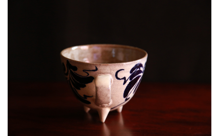 ＜南陶窯＞三つ足カフェオレボウル【唐草】 〇 読谷村 うつわ 陶器 焼き物 久場政一 沖縄 やちむん アフリカン うちなーすぐりむん コップ 地場産品 手作り 人気商品 柄違い有 プレゼントに 足付き お祝いに オススメ 伝統工芸品