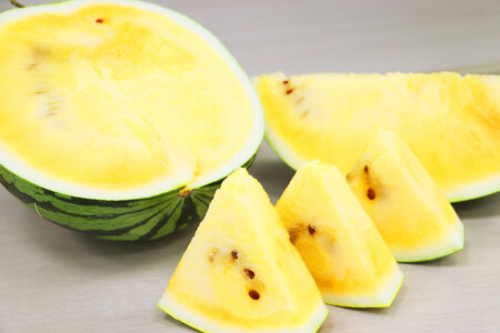 【期間限定】 スイカ 大サイズ 金色 羅皇 (黄色) 【幻のゴールデンスイカ】8kg 前後 1玉 [米吉農園 石川県 志賀町 BA4126]