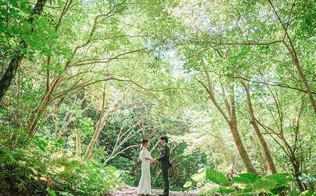 世界遺産を望む雄大な景色と、エメラルドブルーの海でフォトウェディングチケット 沖縄 おきなわ フォト 前撮り 花嫁 記念日 ウェディング ウエディング 結婚記念日 プロポーズ 恋人 妻 お祝い 告白 写真 記念 チケット 券 国内