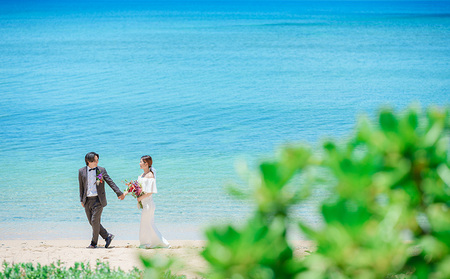 透明度抜群！エメラルドブルーの海でフォトウェディングチケット 沖縄 おきなわ フォト 前撮り 花嫁 記念日 ウェディング ウエディング 結婚記念日 プロポーズ 恋人 妻 お祝い 告白 写真 記念 チケット 券 国内