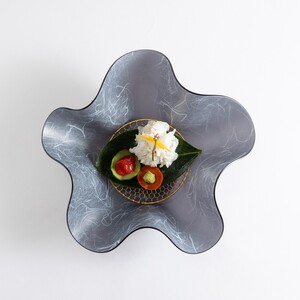 うつ和シリーズPremium Black「花」(PB001)(2枚入り)[111N01] 食器 日本製 家庭用食洗器対応可 耐熱温度80℃ 耐久性 割れにくい 電子レンジ不可 皿 お皿 うつわ 器 アクリル 樹脂 和紙 モダン 手曲げ加工