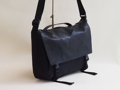 MESSENGER（鹿革メッセンジャーバッグ）BK× BK（ブラック×ブラック） バッグ 鹿革 レザー ジェンダーレス 男女兼用 アップサイクル ショルダーバッグ サイドポケット付 かばん [h003]