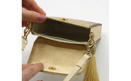 ポーチ 珠陽工芸スマホポーチ 金ラミネートオリエンタル刺繍 スマホポーチ スマホケース 小物入れ カードケース ポケット付き 刺繍 刺しゅう ファッション 雑貨 東京  A柄（緑系）