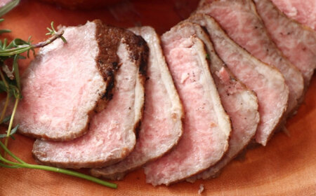 壱岐牛 ローストビーフ（メス）300g ≪壱岐市≫【こやま牧場】 冷凍配送 贅沢 肉 牝牛 雌牛 ギフト用 高級 [JGG001]