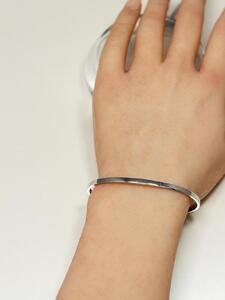 【SILVERプラチナコーティング】平打ちデザインが上品で個性的なバングル クールな大人カラーが人気 SV-B002 ジュエリー