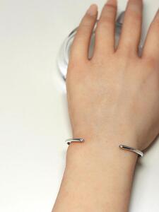 【SILVERプラチナコーティング】ダイヤモンド2粒が密かに輝くバングル 遊び心ある大人アクセサリー 人気の大人カラー SV-B005 ジュエリー