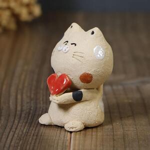 信楽焼 手作りハート持ち三毛猫 置物