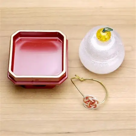 ムクガラス鏡餅(小)梅　赤塗三方付き_装飾品・工芸品     雑貨・日用品  家具・インテリア _【1536334】