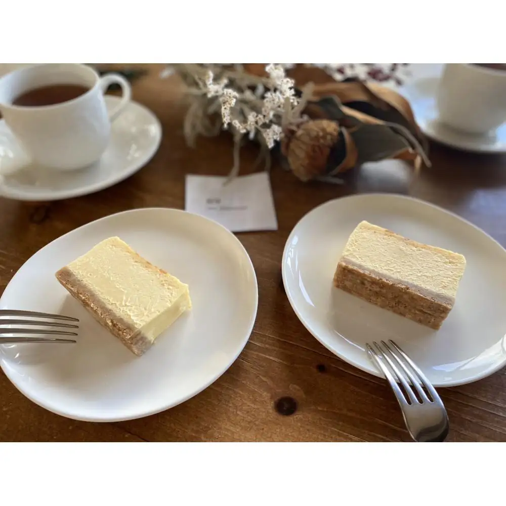 ハグするペアセット【チーズケーキ４個/レアチーズプリン2個】（プリザーブドリーフ・スプーン付）
