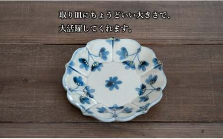 【花の形が人気のお皿】有田焼 陶芸作家の手描き 16cm 小皿 2枚セット 金彩草花紋【喜鶴製陶】小皿 食器 皿 取り皿 ケーキ皿 桔梗皿 A29-6