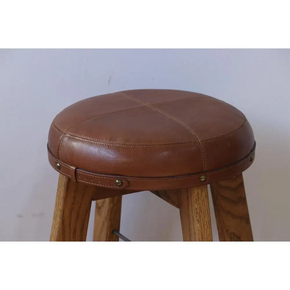 本革で仕立てたアンティークな風合いのスツール