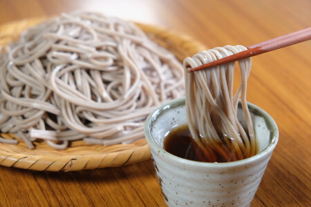 【ふるさと納税】池田商店「信州黒姫 地粉そばセット」16食分（乾麺200g×8把+つゆ8袋付き）。信濃町産そば粉をふんだんに使った中太麺の田舎そば【長野県信濃町】