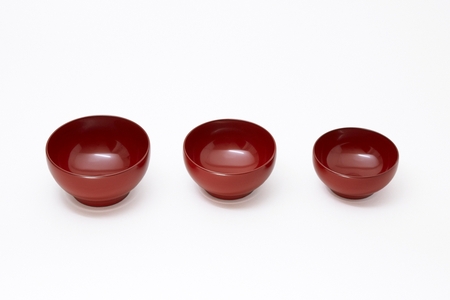 [めぐるの三つ組椀・日月 (赤)] ダイアログ・イン・ザ・ダーク × 会津漆器 視覚障害者の特別な感性を活かして作られた器 漆の植林に寄付｜伝統工芸 手仕事 木製漆器 国産漆 日本製 応量器 ギフト 贈り物 グッドデザイン賞 エル・グルメ水川発酵食道で紹介 [1183]